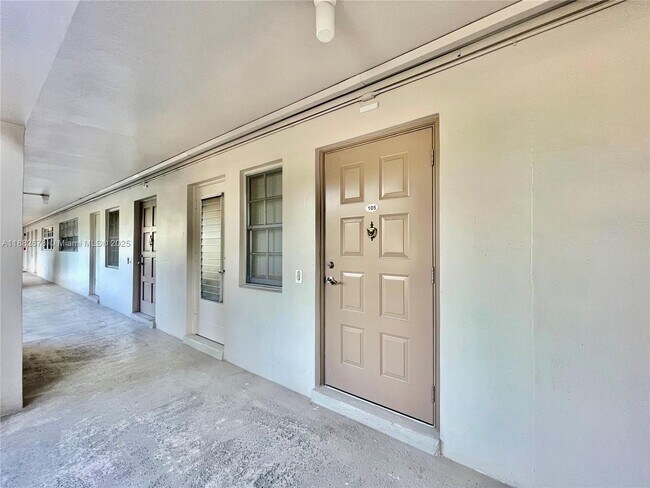 Foto del edificio - 2950 N Palm Aire Dr