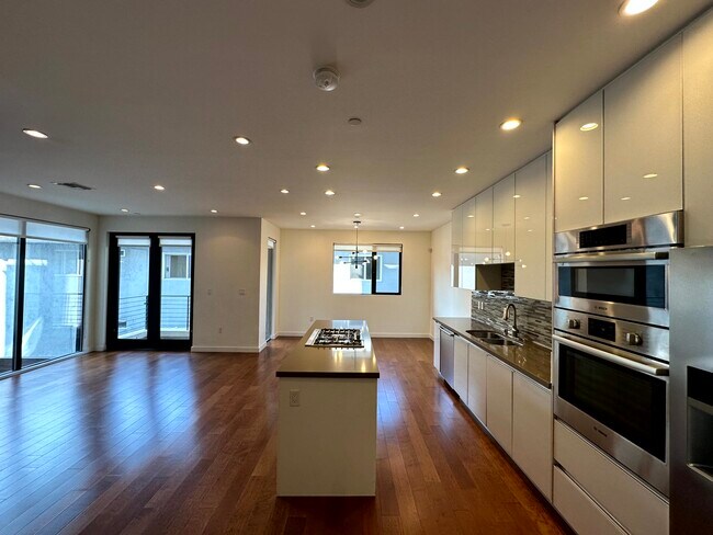 Building Photo - 144 S Hayworth Ave