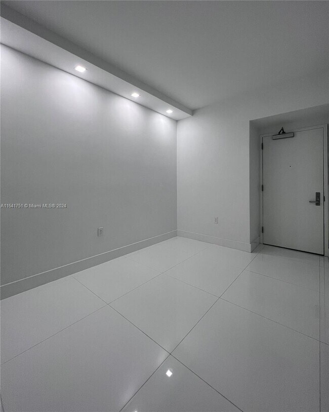 Building Photo - 1010 Brickell Ave