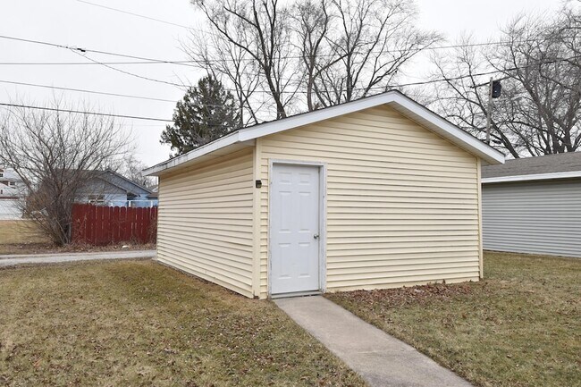 Foto del edificio - 3042 Hamlin Ave