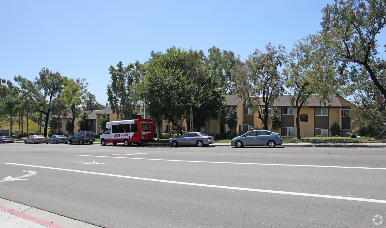 Building Photo - Lake Park Villa