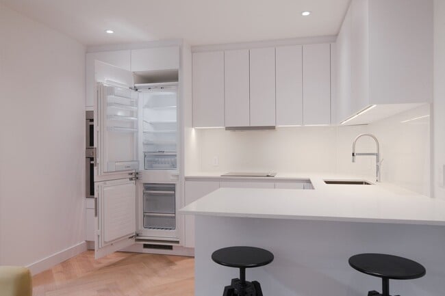 Building Photo - 590 Av. Outremont