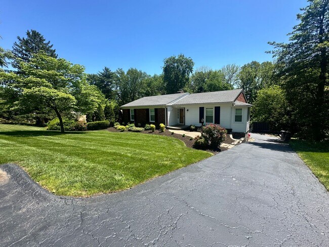 Building Photo - Charming Walk-Out Ranch in Sought-After Ba...