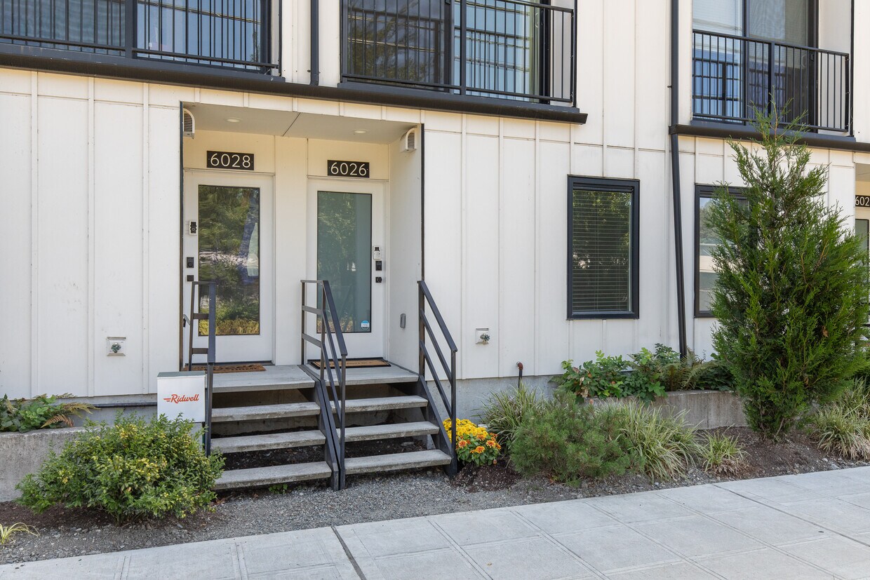 Gorgeous New and Modern Townhouse w/ an abundance of privacy in the heart of it all. - 6026 Sand Point Way NE