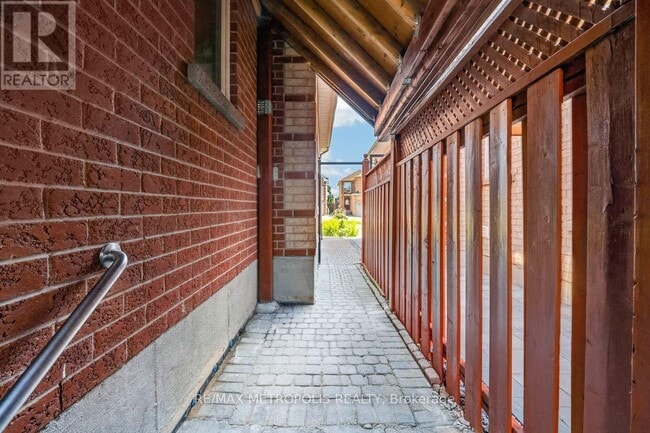 Building Photo - 32 Summerlea St