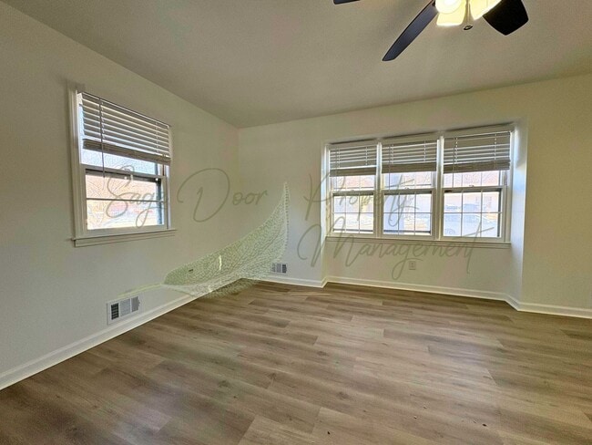 Foto del edificio - BEAUTIFULLY UPDATED 5 BED/ 3 BATH HOME WITH OVERSIZED GARAGE