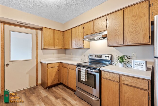 Building Photo - 3 Bedroom End Unit Townhouse
