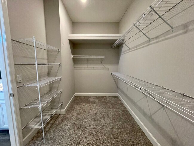 Foto del edificio - Stunning Home in Hot New Neighborhood- eTown!