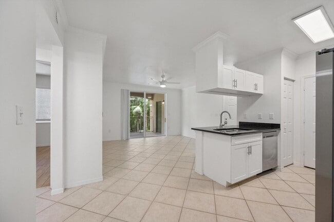 Photo - 6475 Emerald Dunes Dr (West Palm Beach, FL) Apartment