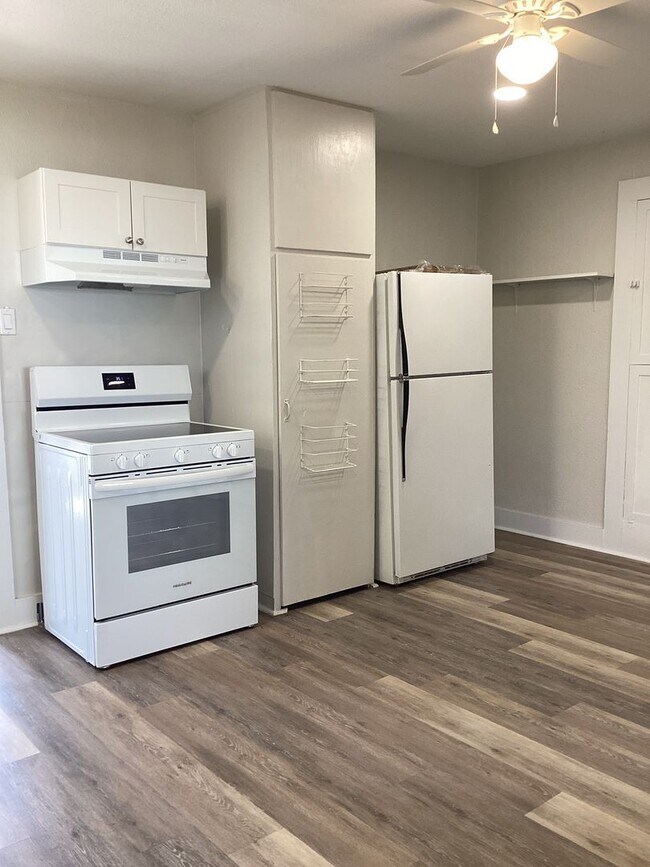 Foto del edificio - Gorgeous Newly Renovated 1 Bedroom Pets We...