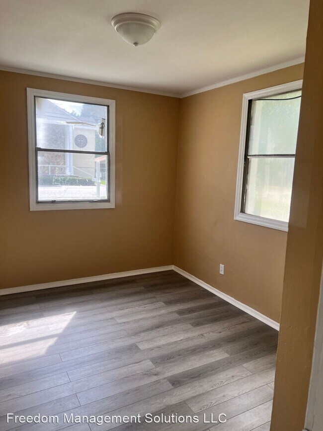 Building Photo - 2 br, 1 bath House - 309 E. Calhoun St.