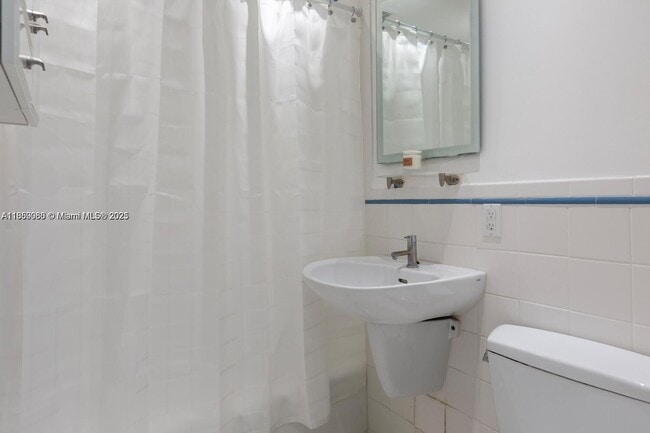 Foto del edificio - 880 NE 69th St