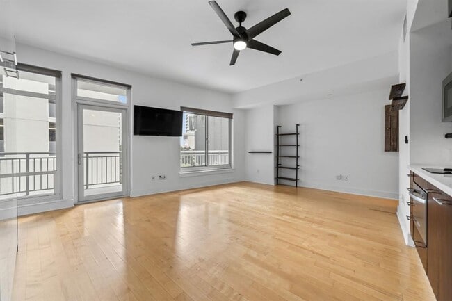 Building Photo - 603 Davis St