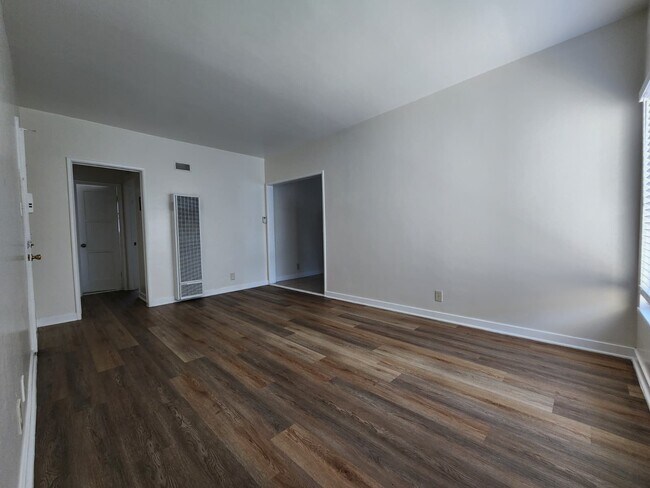 Foto del edificio - 4767 San Vicente Blvd