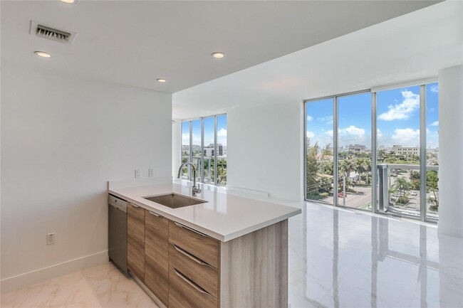 Building Photo - 9940 W Bay Harbor Dr