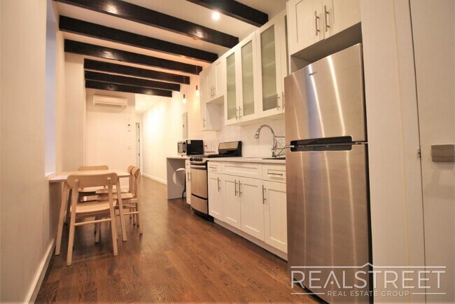 Foto del edificio - 4 Bed 2 Bath Duplex in BedStuy!