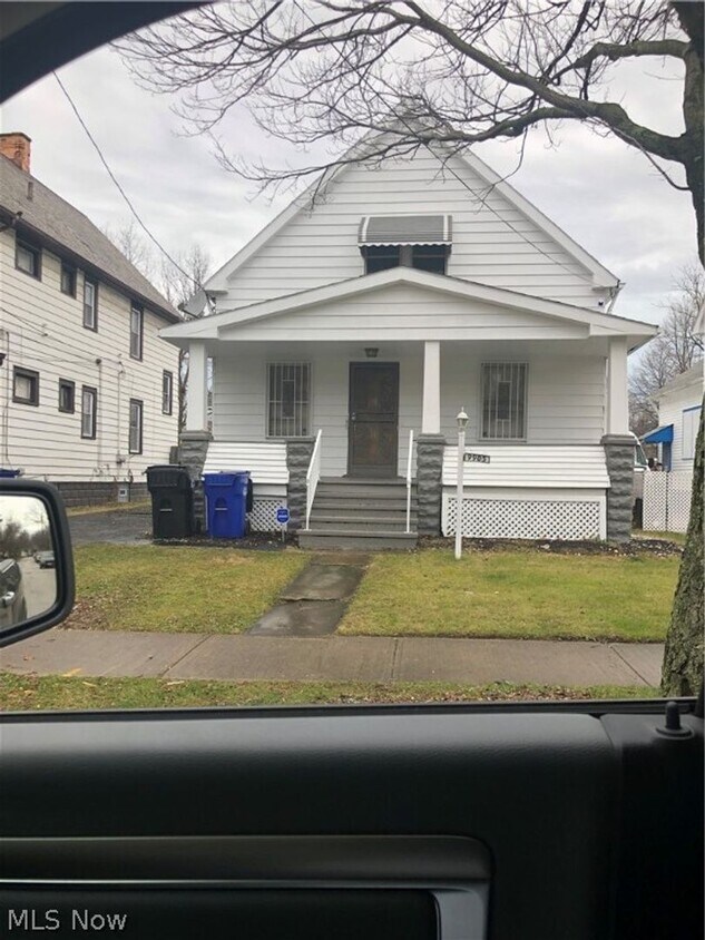 Foto principal - 9905 Dunlap Ave