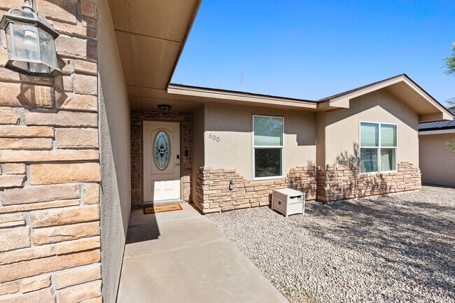 Foto del edificio - Conveniently located 3 Bedroom with 2 Car Garage