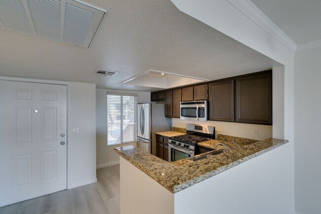 Foto del edificio - GORGEOUS 2 BEDROOMS UNIT*UPGRADED*TONS OF ...