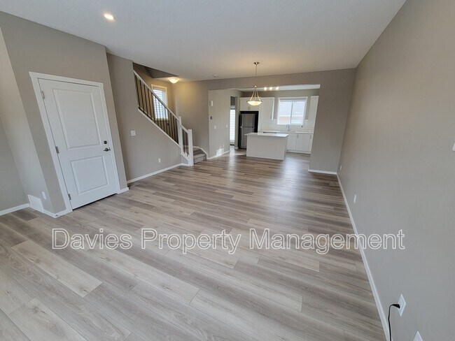 Photo du bâtiment - 20821-2019A 19A Ave NW