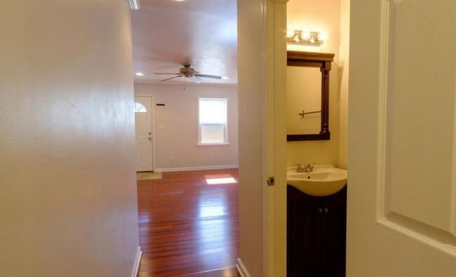 Building Photo - 2028 E Fayette St