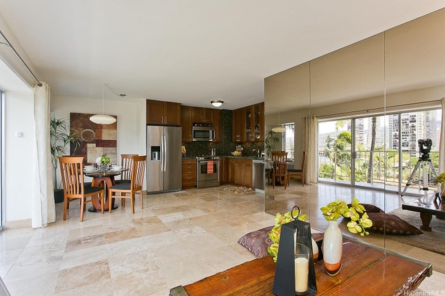 Building Photo - 2115 Ala Wai Blvd