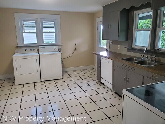 Building Photo - 4 br, 1.5 bath House - 1411 Downey Street