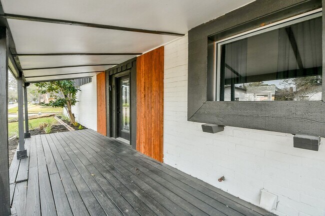 Foto del edificio - 6002 Greenmont Dr