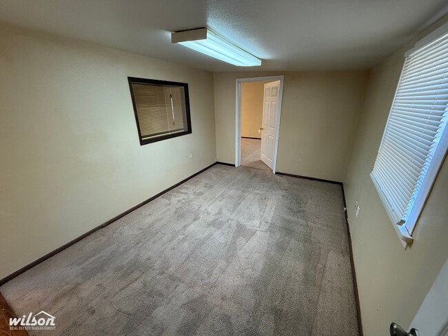 Building Photo - Cozy 2-Bedroom Unit Near Milroy Park & Gar...