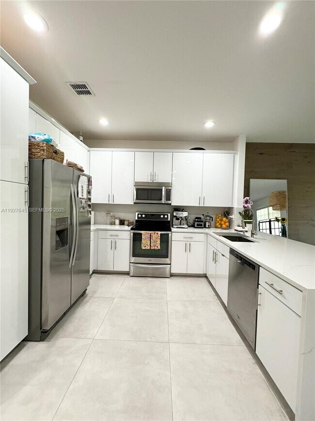 Foto del edificio - 13017 Riverwalk Cir S