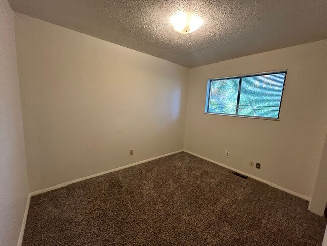 Foto del edificio - Beautiful Split-Level 6BR Home with Attached Garage and Fenced Yard +$300 Off First Month!