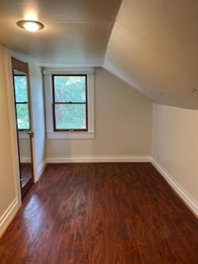 Building Photo - Adorable Downtown Marion Rental!