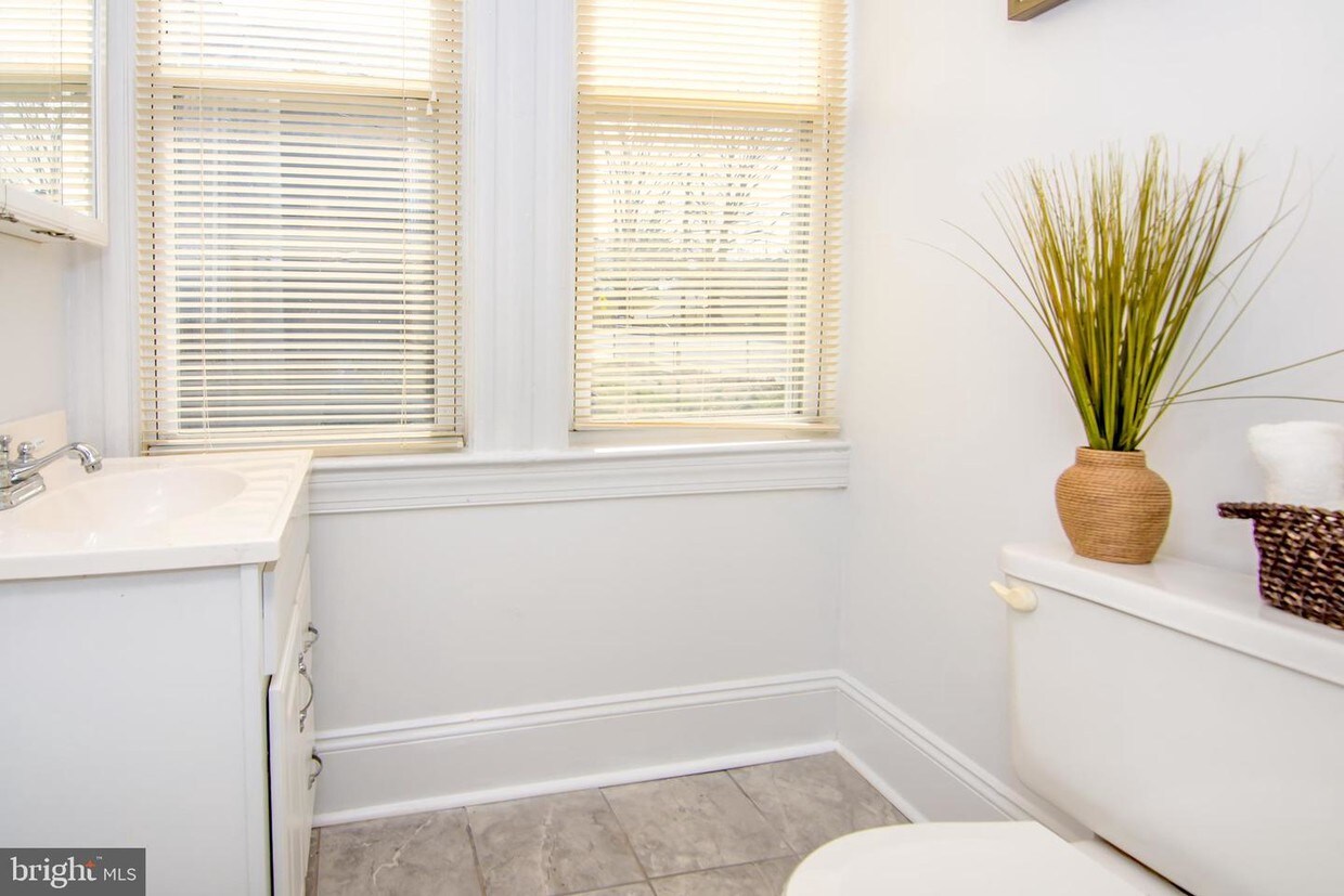 Foto principal - 5944 Addison Rd
