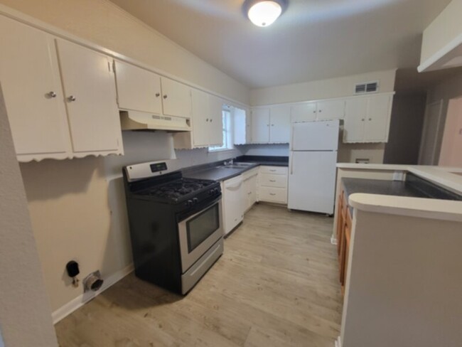 Building Photo - ****3 BEDROOM IN GARLAND**** $1700.00