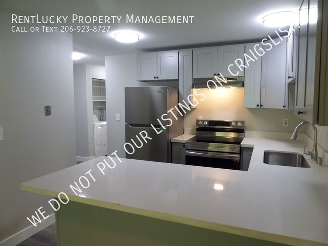 Building Photo - Awesome Fully Remodeled Top-Floor 2-Bedroo...