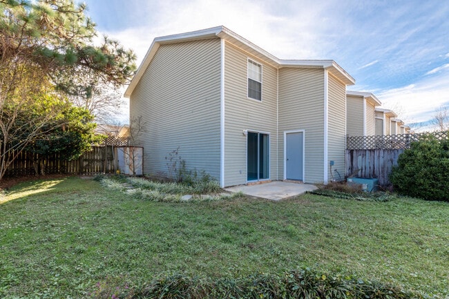 Building Photo - 2415 Suwanee Ln