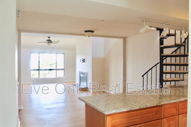 Building Photo - 3200 Lynnhaven Dr