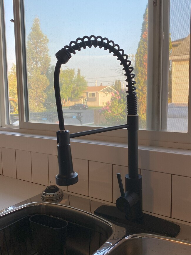 Photo du bâtiment - 10612 154 St NW