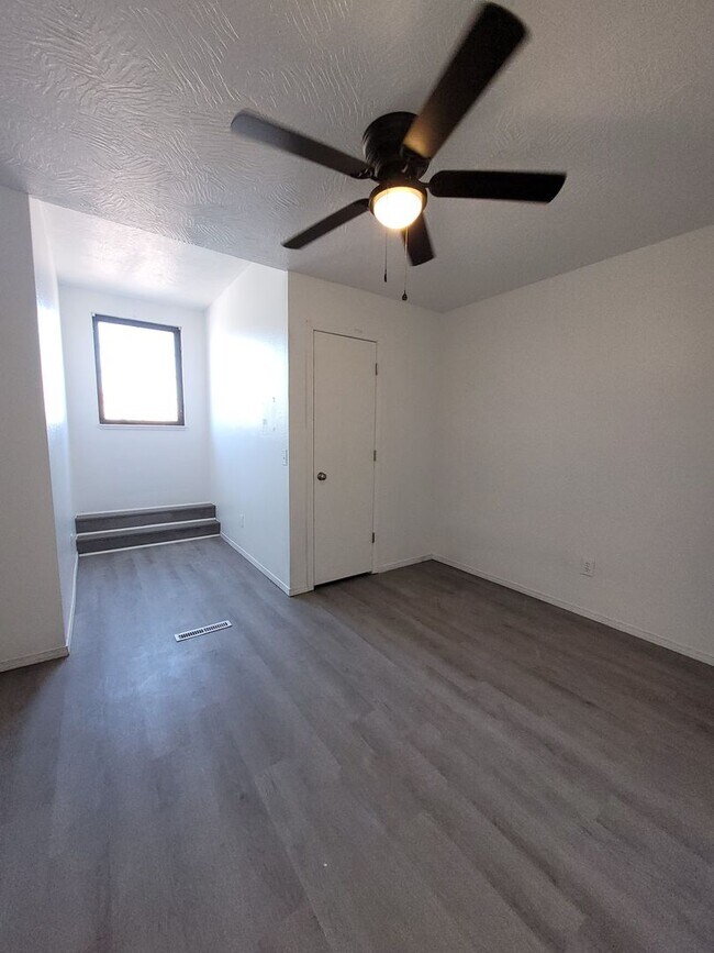 Building Photo - Come see this 3 bedroom 2 bathroom Fully R...