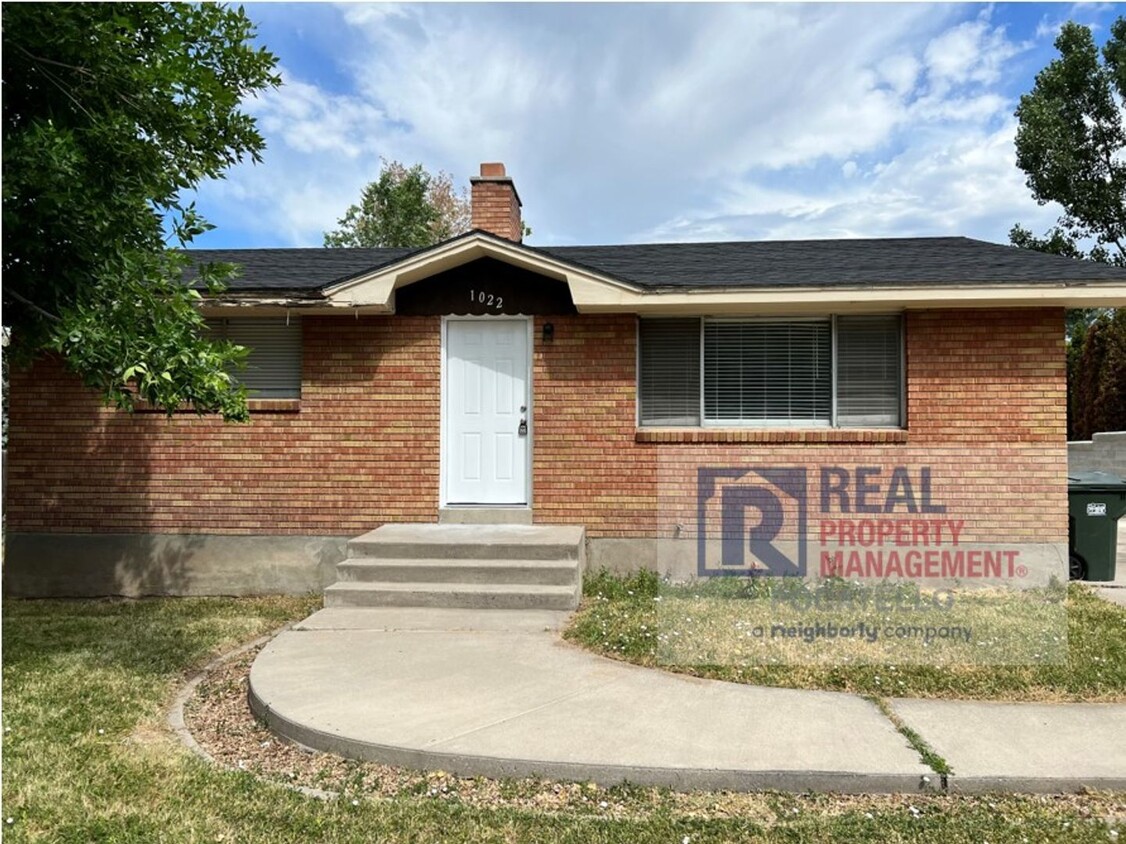 Foto principal - 4 Bedroom 2 Bath Home - Pet Friendly