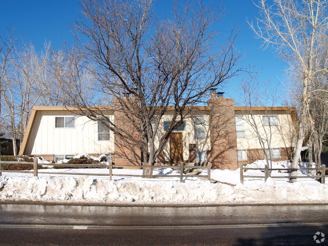 Building Photo - 2840 Montebello Dr W