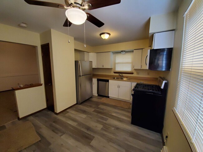 Foto del edificio - Spacious 3 Bedrooms 2 Baths Townhome Available