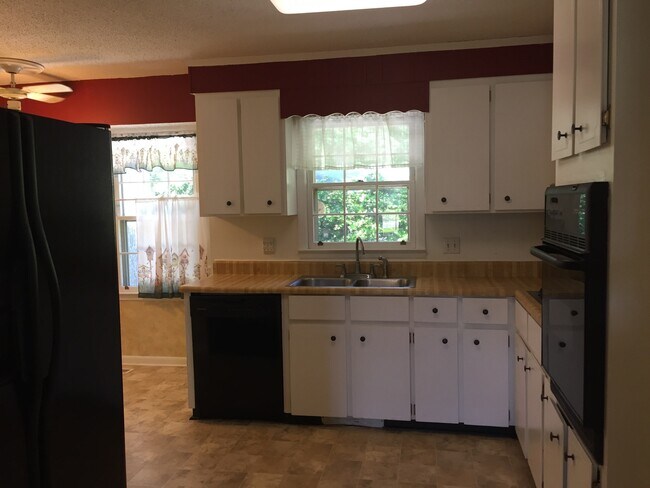 Building Photo - Freshly Updated Brick Ranch on Spacious Co...