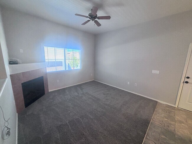 Foto del edificio - 2 Bed + Den/ 2 Bath 2nd floor condo in Gat...