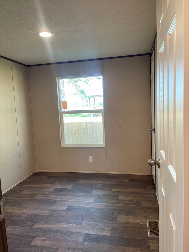 Foto del edificio - 8114 McHard Rd