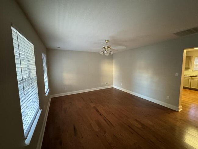 Foto del edificio - 328 Harvestwood Ct