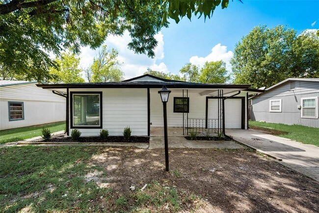 Building Photo - 809 Hackamore St