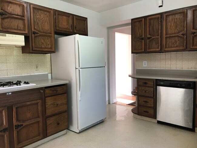 Kitchen - refrigerator - 2236 Helen Ave