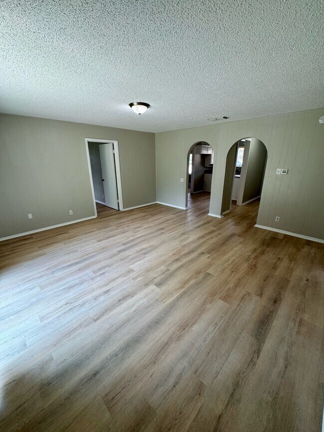 Building Photo - 6000 Lindy Ln