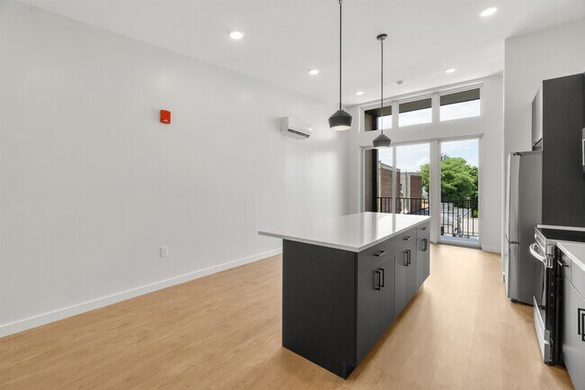 Building Photo - 952 Broadway